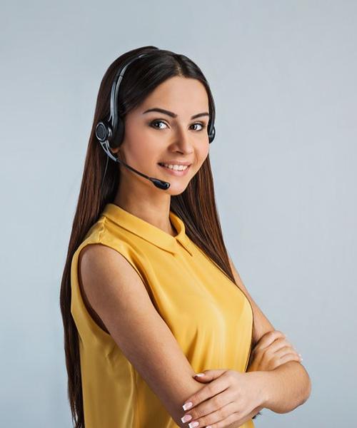 Mujer teleoperadora con uniforme amarillo