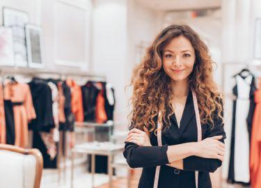 Mujer dependienta en tienda de Retail