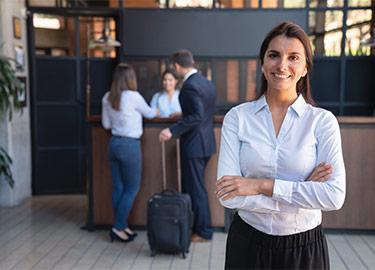 Mujer en recepción de hotel