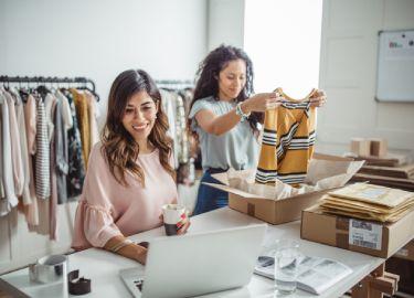 Mujeres trabajando en tienda de ropa