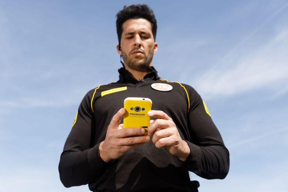 Hombre de seguridad utilizando smartphone