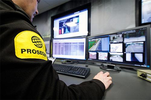 Hombre trabajando en centro de control