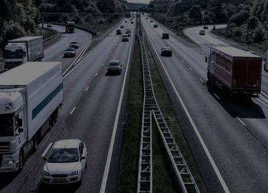 autopista con tráfico de carros