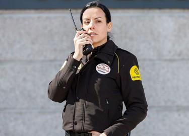 Mujer vigilante de seguridad para servicios de salud
