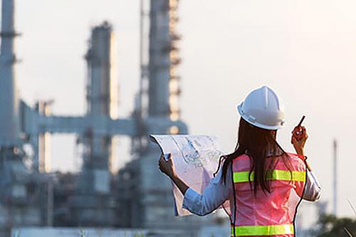 Mujer trabajando en la construcción Mujer trabajando en la construcción