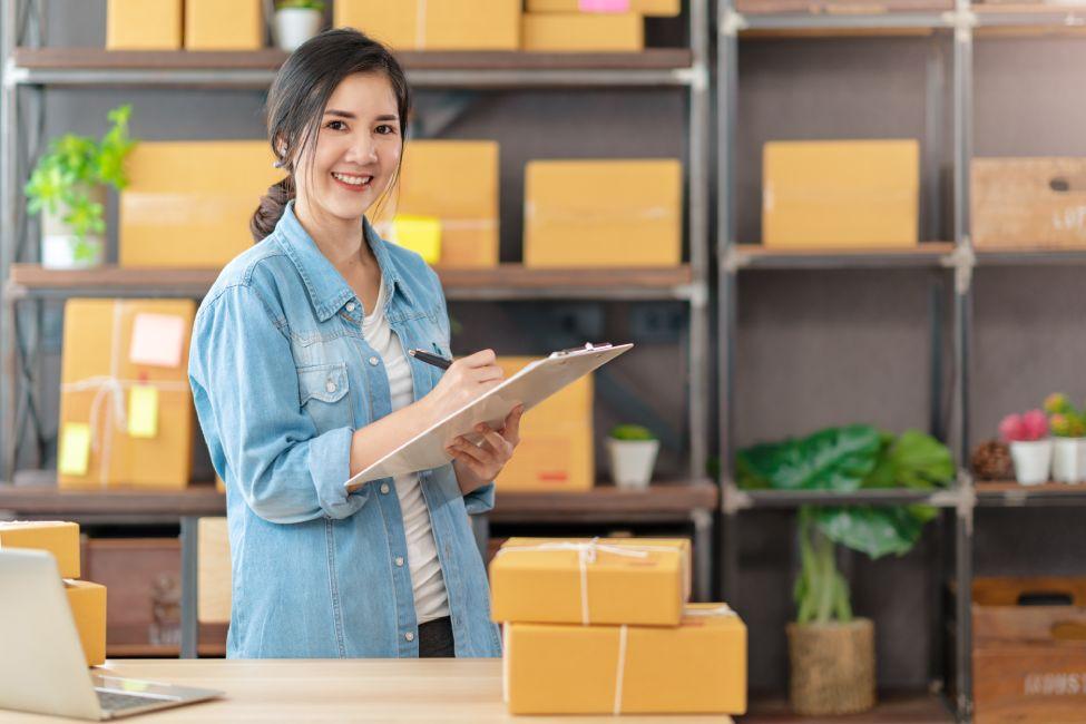 Mujer trabajando en un almacén de distribución