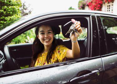 Joven con llaves del carro en la mano