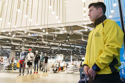 Seguridad de Prosegur realizando vigilancia en el centro comercial Seguridad de Prosegur realizando vigilancia en el centro comercial