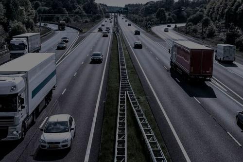 autopista con tráfico de camiones autopista con tráfico de camiones