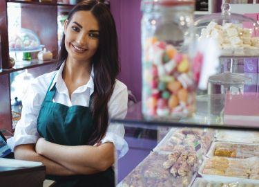 Mujer con delantal sonriendo