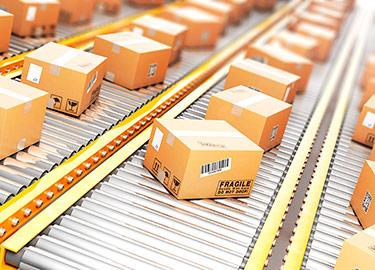 Cajas en cinta de distribución