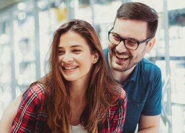 Pareja joven sonriendo