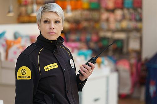 Vigilante de seguridad Prosegur en supermercado Vigilante de seguridad Prosegur en supermercado