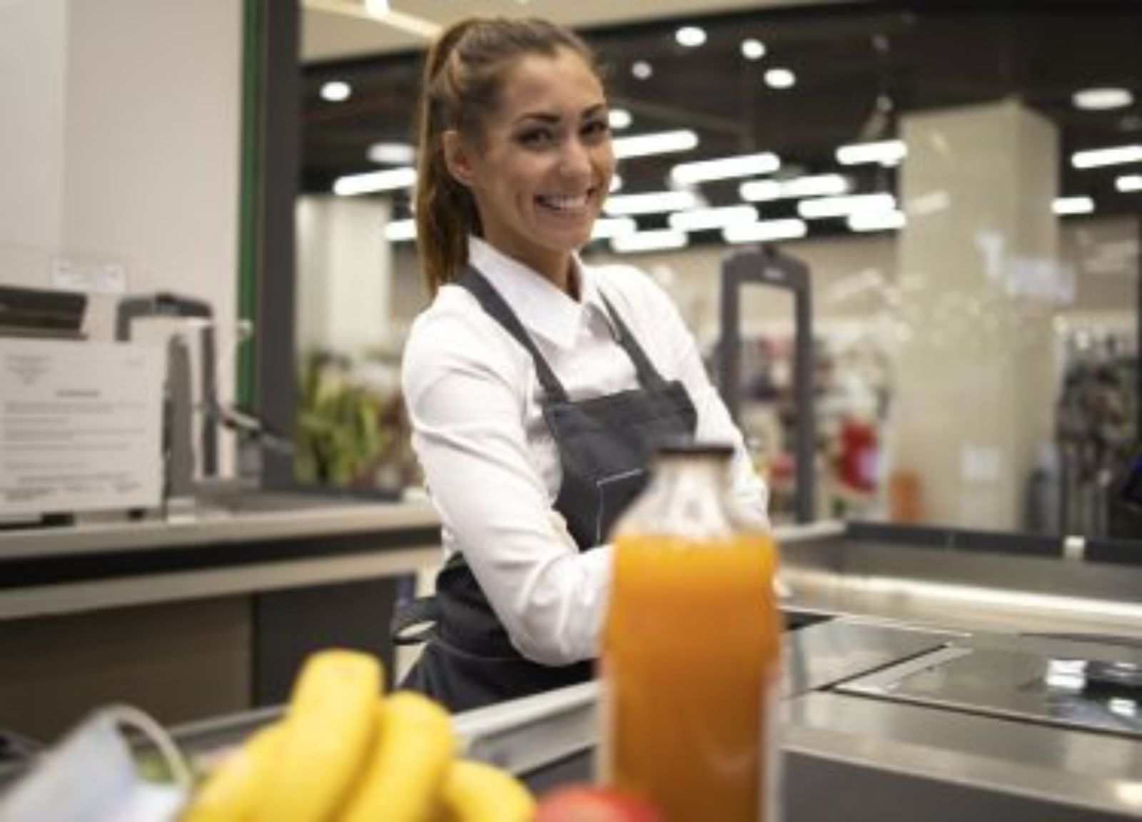 Mujer con delantal sonriendo