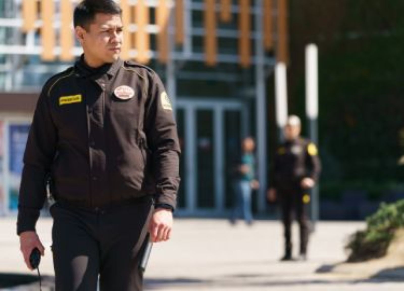 Pareja de seguridad realizando vigilancia activa