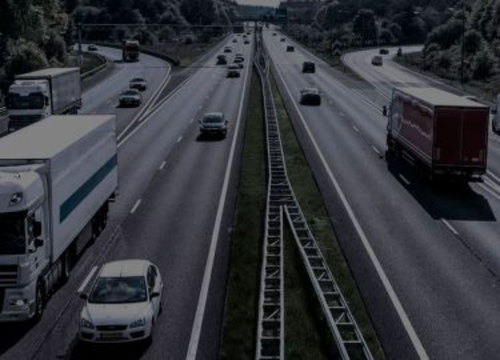 autopista con tráfico de carros