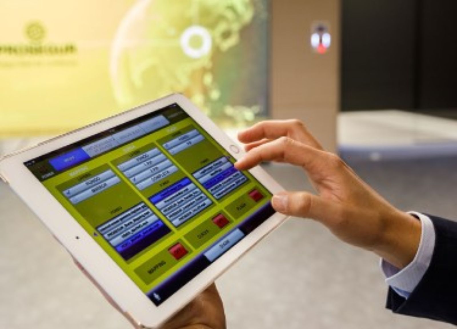 Hombre utilizando tablet