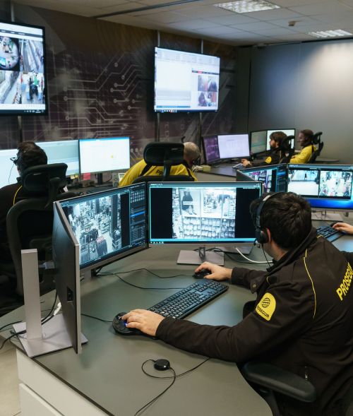 Trabajador de Prosegur observando cámaras monitoreadas